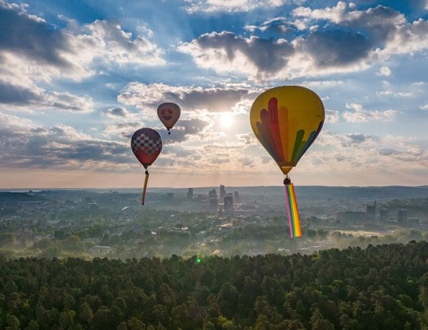 Vilnius, migliaia in strada per il Baltic Pride 2022 della Lituania tra ponti e mongolfiere rainbow - Baltic Pride - Gay.it