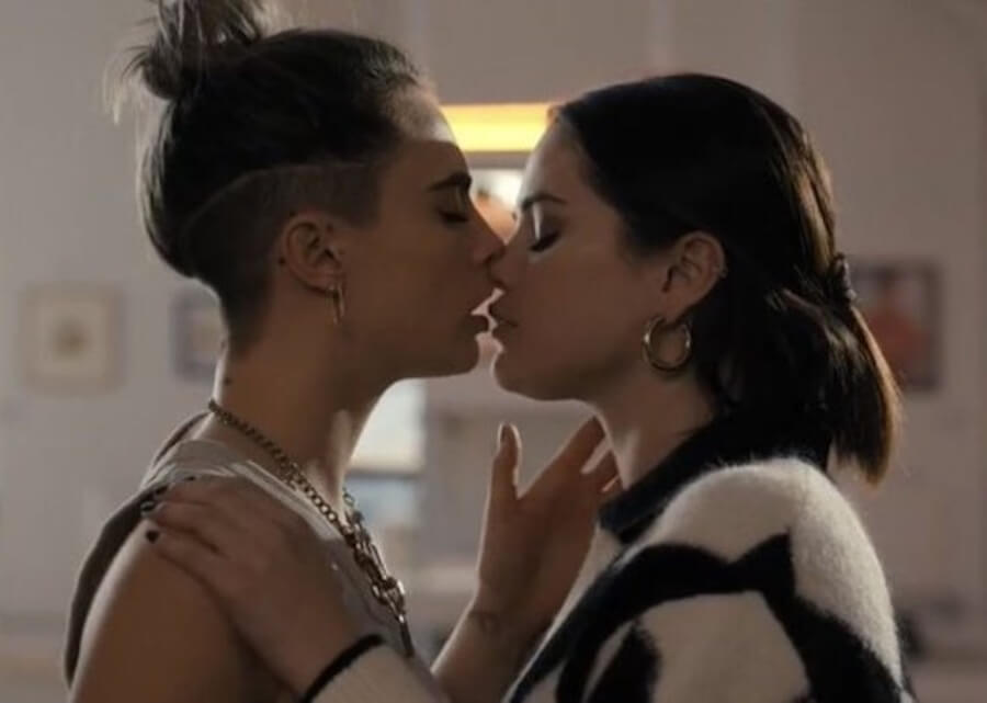 Cara Delevingne parla del bacio a Selena Gomez in Only Murders In The Building 2 – VIDEO