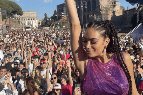Elodie vs. Giorgia Meloni: "Vedo una donna molto arrabbiata. Io vado in terapia e non la sfogo sugli altri" - Elodie al Pride - Gay.it