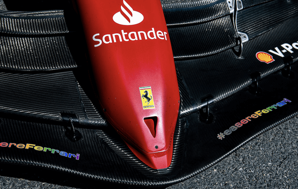 #EssereFerrari, il Cavallino festeggia il Pride Month. Alettone e casco rainbow in Azerbaijan