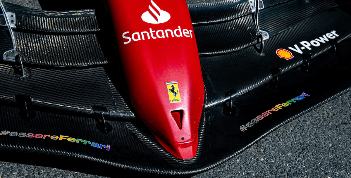 #EssereFerrari, il Cavallino festeggia il Pride Month. Alettone e casco rainbow in Azerbaijan