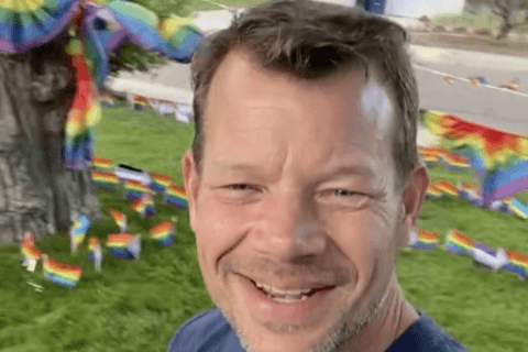 Gli vandalizzano la bandiera rainbow in giardino, e lui ne piazza 100 - il video è virale - Gli vandalizzano la bandiera rainbow in giardino - Gay.it