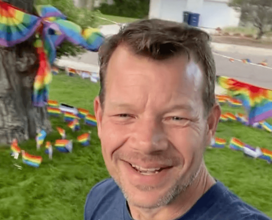 Gli vandalizzano la bandiera rainbow in giardino, e lui ne piazza 100 – il video è virale