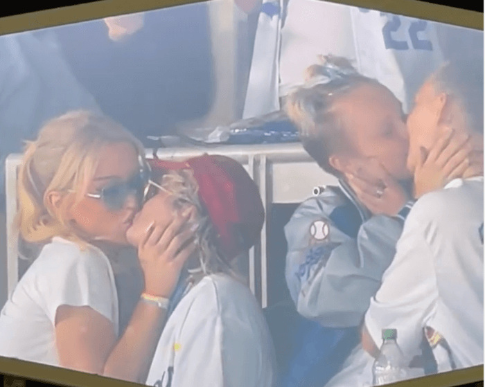 JoJo Siwa e Kylie Prew, adorabile bacio in kiss cam durante partita di baseball. VIDEO
