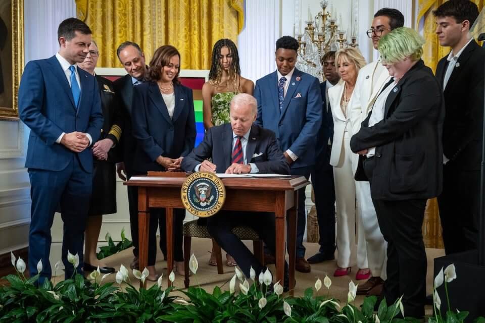 Joe Biden firma un ordine esecutivo per proteggere le persone LGBTQ+ minacciate dagli omotransfobici USA
