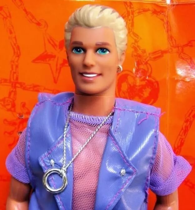 Ryan Gosling è Ken nel live-action di Barbie, la prima foto ufficiale che ricorda il mitico “Ken gay” del 1992 - Ken gay - Gay.it