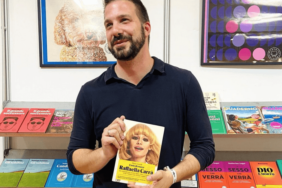L'arte di essere Raffaella Carrà, intervista a Paolo Armelli: "Nessuna come lei, Elodie ha forse quel germe lì" - Larte di essere Raffaella Carra di Paolo Armelli - Gay.it