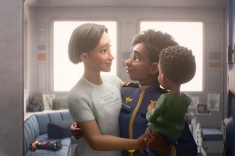 Lightyear, la sceneggiatrice replica a Snoop Dogg: "Film come questi sono importanti perché un amore così bello esiste" - Lightyear bacio gay - Gay.it