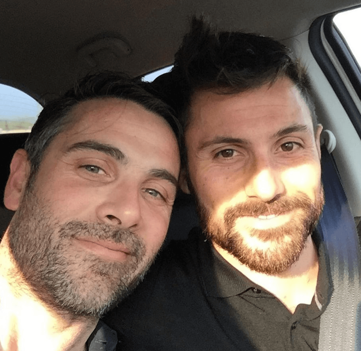 Luca Calvani fa coming out e presenta il fidanzato: “Il tempo si ferma e vedo solo luce. Noi”