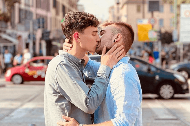 San Valentino, 15 coppie LGBTQI+ famose da celebrare - Milano coppia gay si bacia e piovono insulti - Gay.it