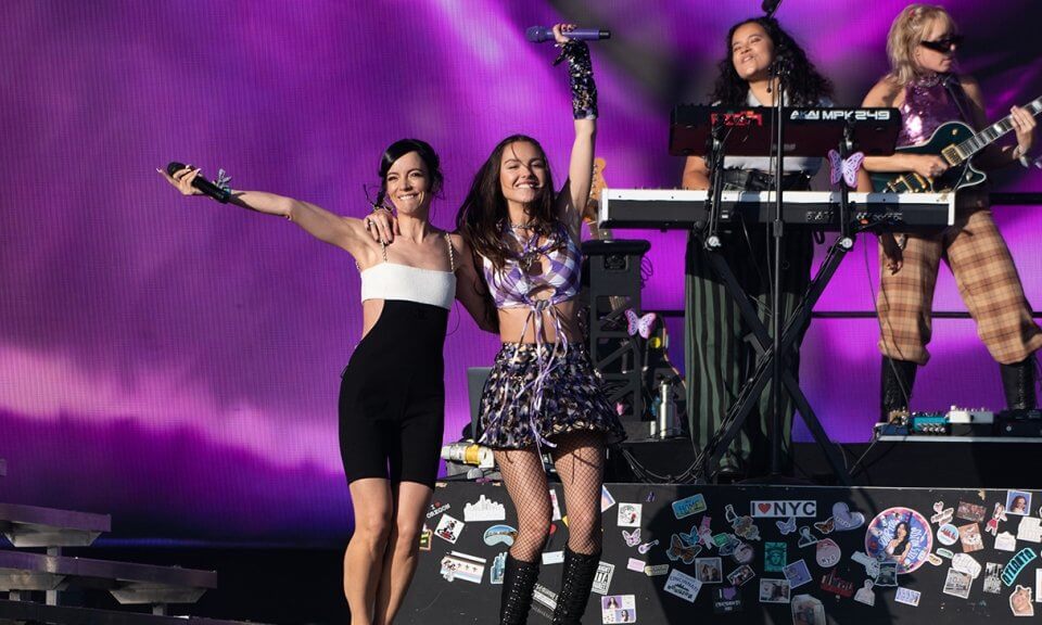Olivia Rodrigo e Lily Allen cantano “F*ck You” contro la Corte Suprema – IL VIDEO
