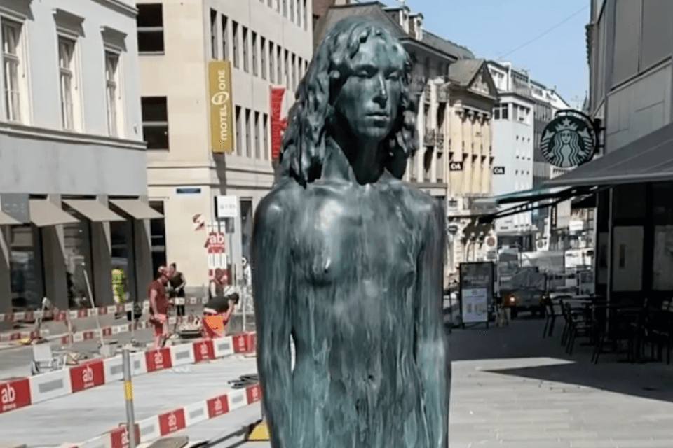 Svizzera, esposta la prima statua di una persona trans nuda - Statua Trans - Gay.it