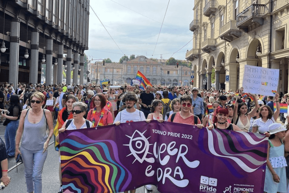 Onda Pride 2022, quasi 200.000 persone in piazza tra Torino, Lecco, Parma, Pesaro, Livorno e Varese - Torino Pride 1 - Gay.it