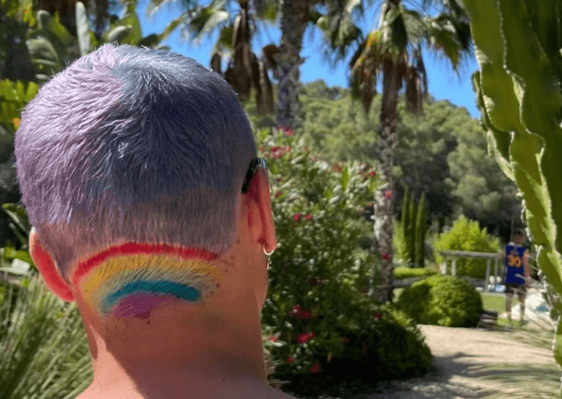 Chi è il calciatore con l’arcobaleno sui capelli?