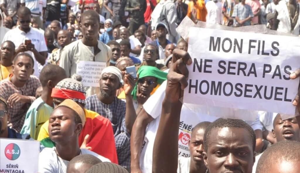 Senegal, folla aggredisce turista sospettato di essere gay: “Non merita di vivere”