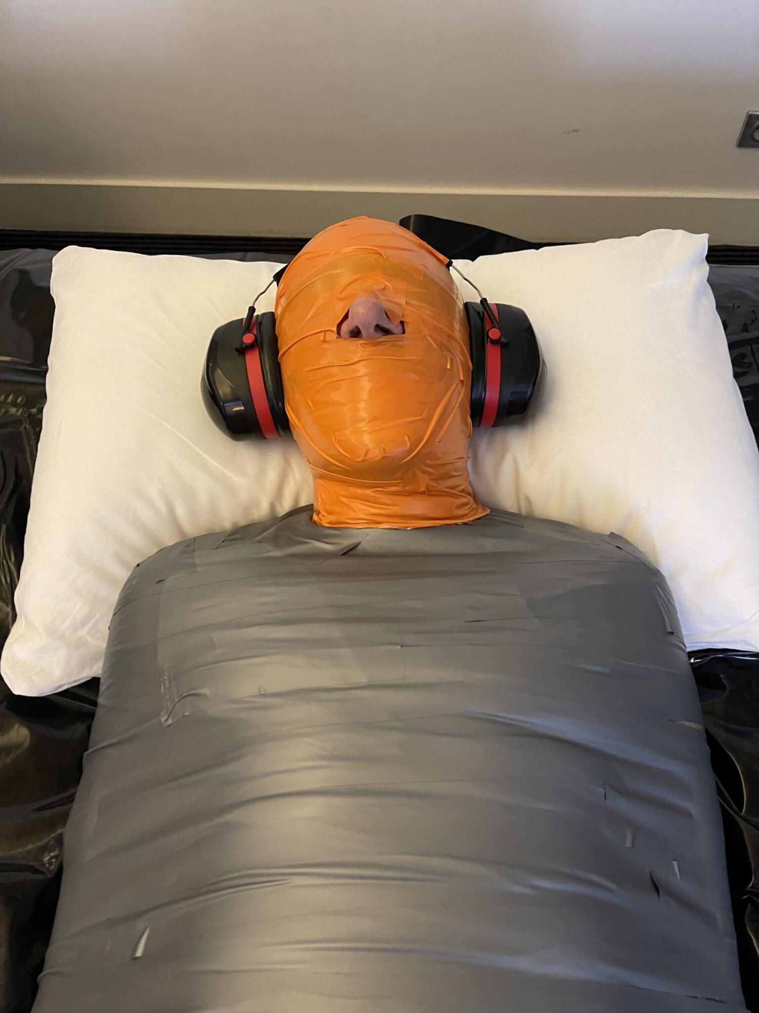 La mummificazione: l'arte del bondage pesante - image0 scaled - Gay.it