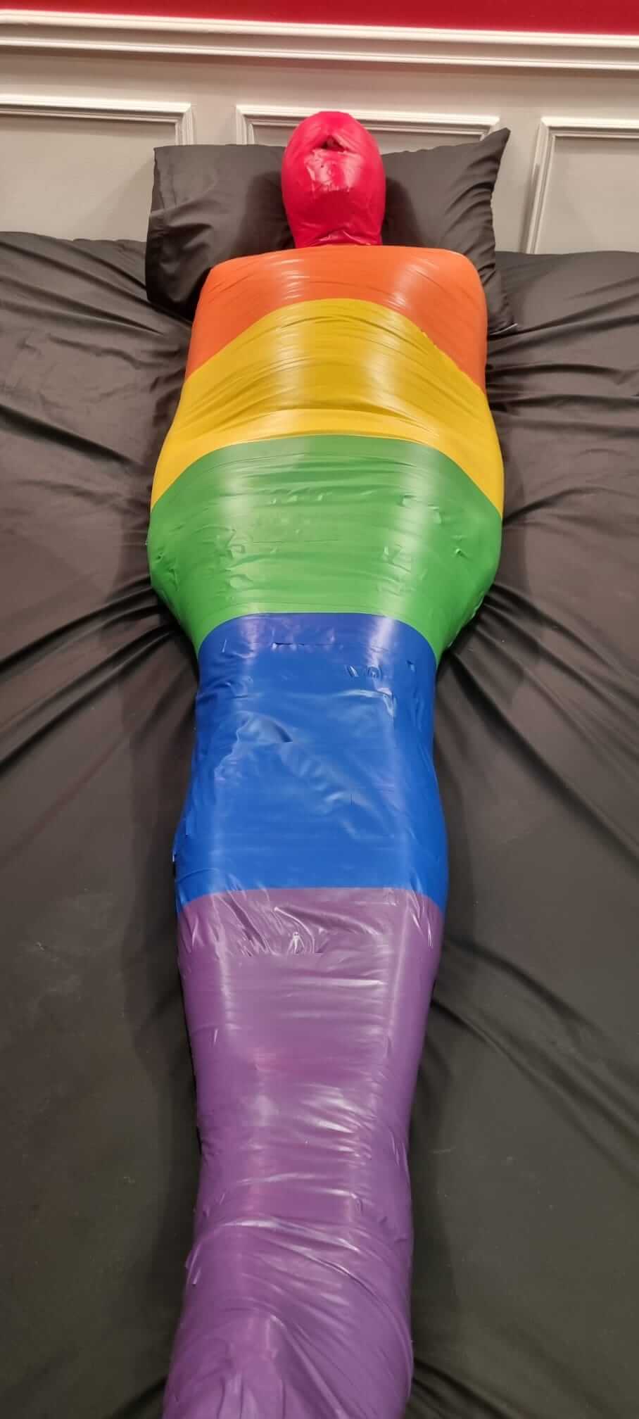 La mummificazione: l'arte del bondage pesante - image11 - Gay.it