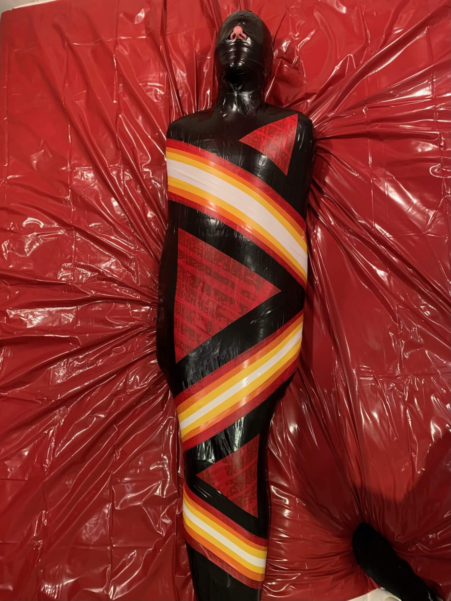 La mummificazione: l'arte del bondage pesante - image12 scaled - Gay.it