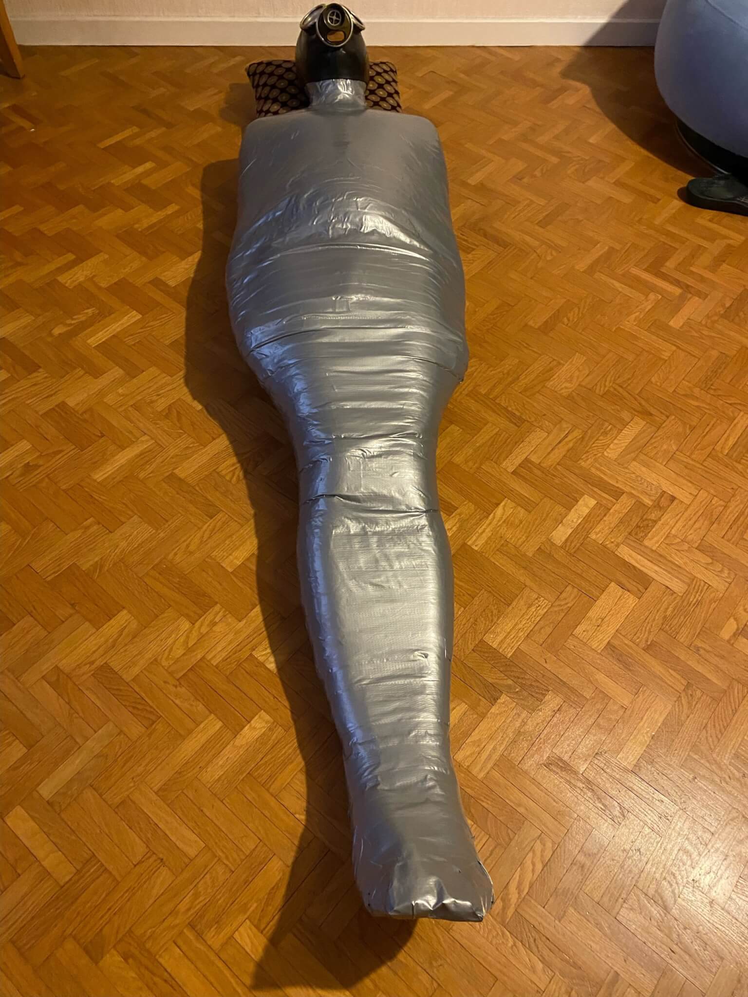 La mummificazione: l'arte del bondage pesante - image32 scaled - Gay.it