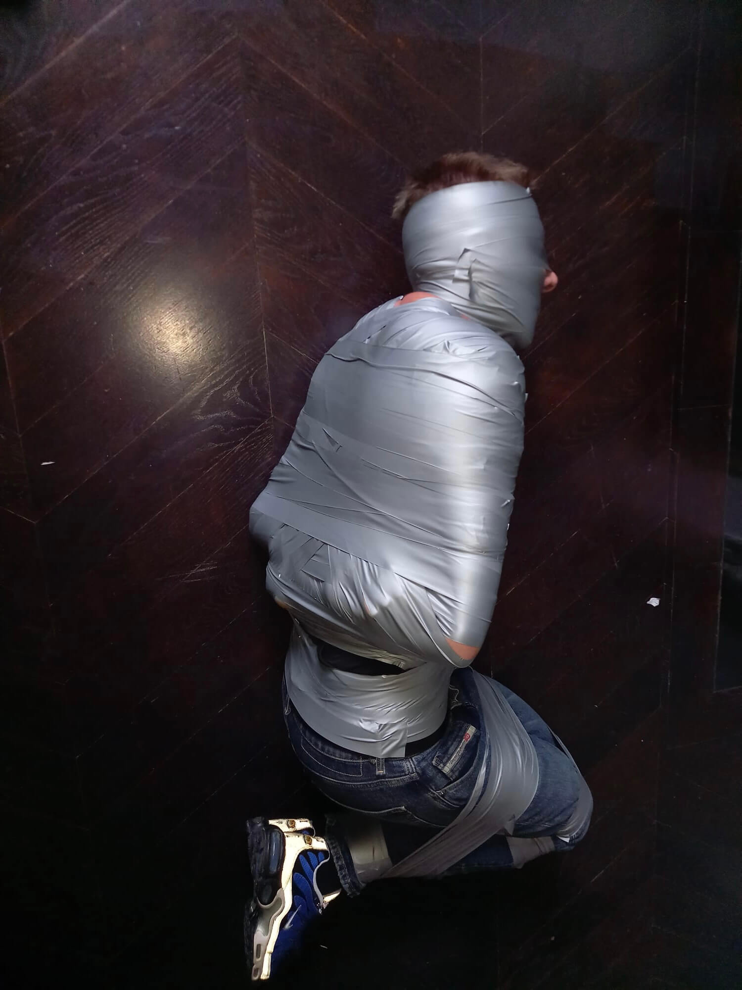 La mummificazione: l'arte del bondage pesante - image43 - Gay.it