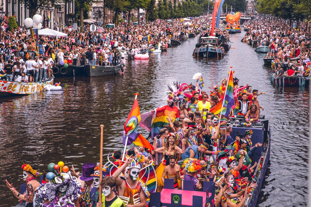 Svelate le città più libere al mondo dal punto di vista sessuale, due italiane in Top15 - pride amsterdam canal parade 73 - Gay.it