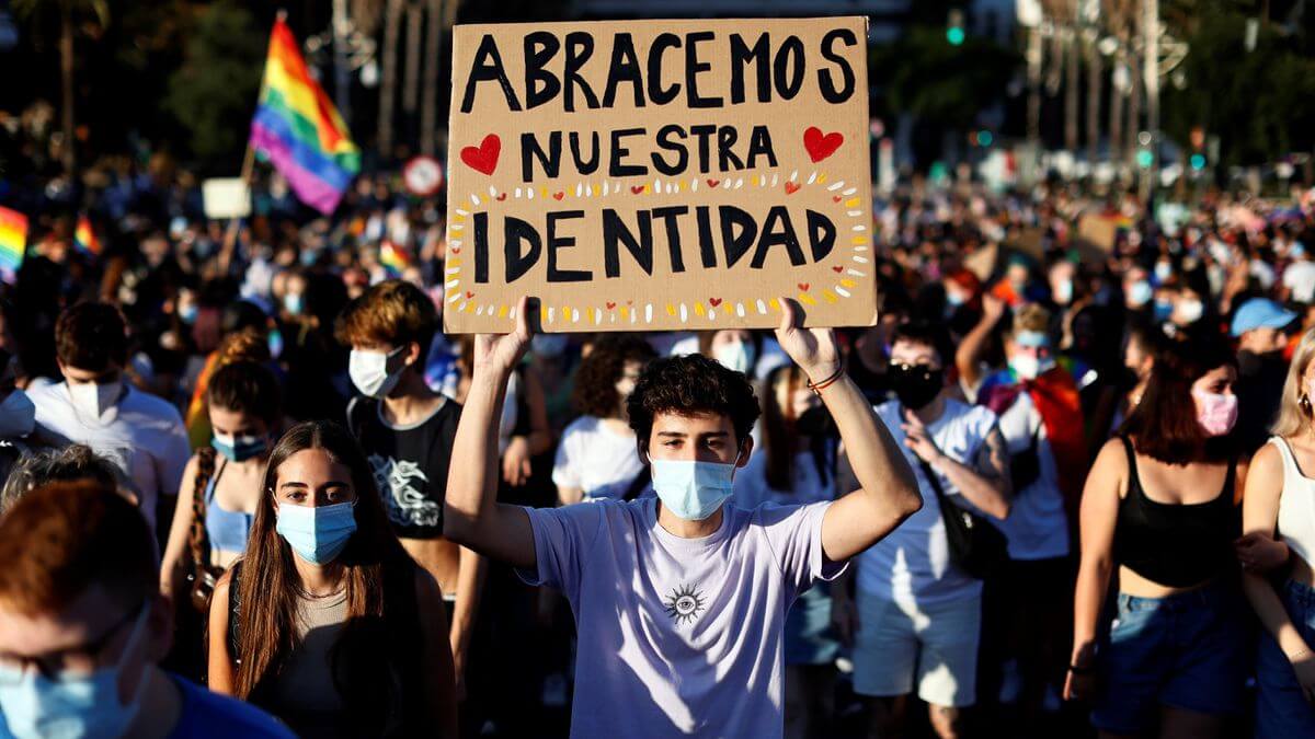Spagna, autodeterminazione per le persone trans*: “Nuovamente all’avanguardia dei diritti LGBTQ”