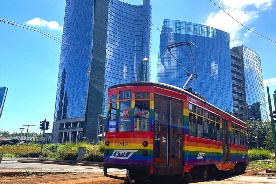 C’è un problema con il tram arcobaleno di Milano: è inaccessibile alle persone con disabilità motorie