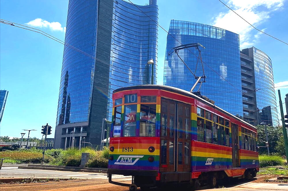 C’è un problema con il tram arcobaleno di Milano: è inaccessibile alle persone con disabilità motorie