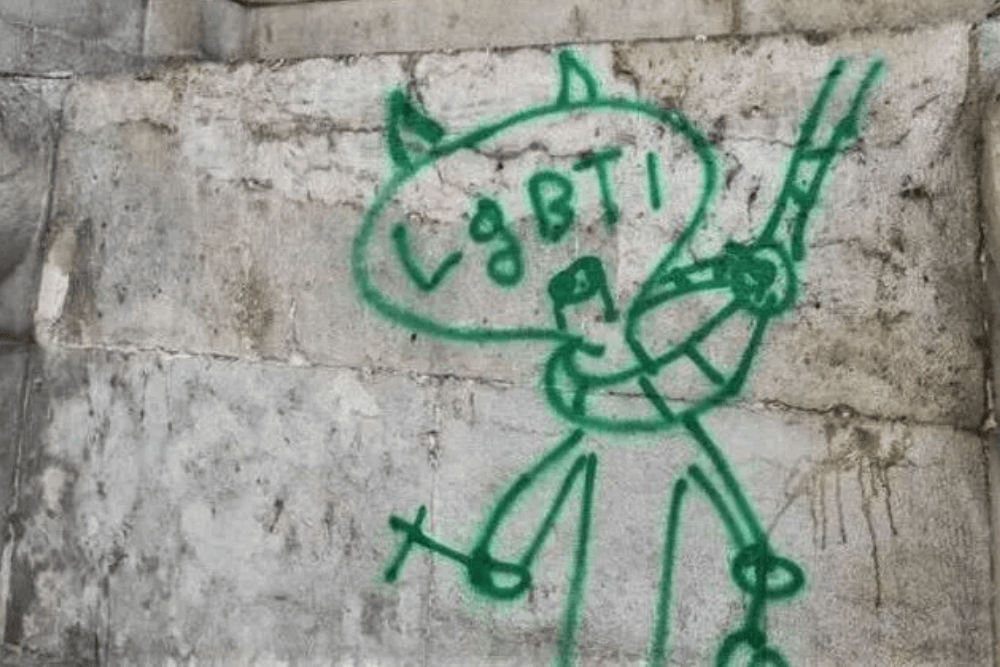 Aversa, disegno di un omino LGBTI impiccato: atto vandalico dopo il primo Pride