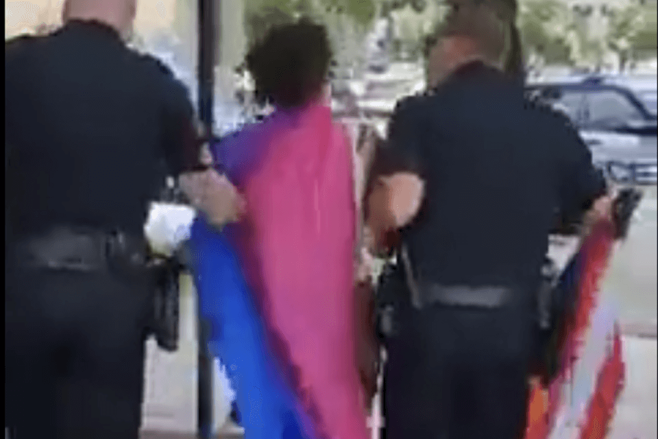 13enne con bandiera dell'Orgoglio Bisessuale arrestata in Florida - VIDEO - 13enne con bandiera dellOrgoglio Bisessuale arrestata in Florida - Gay.it