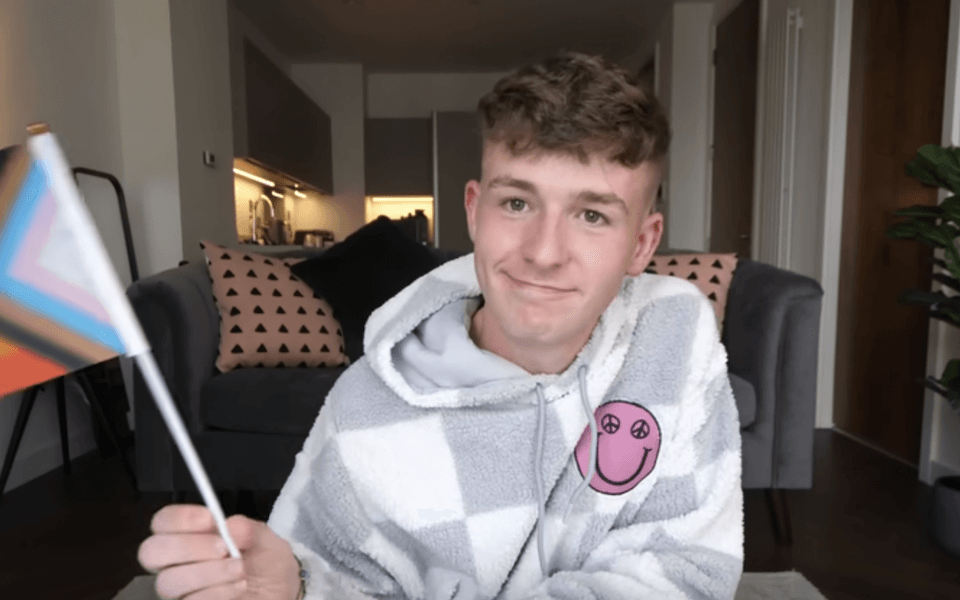Adam B, l’emozionante coming out del conduttore: “Ora posso finalmente respirare, sono felice” – VIDEO