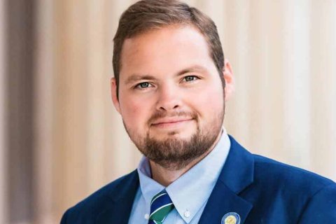 Sindaco gay si dimette dopo solo due mesi per molestie e minacce: "Non mi sento al sicuro" - Adam Graham - Gay.it
