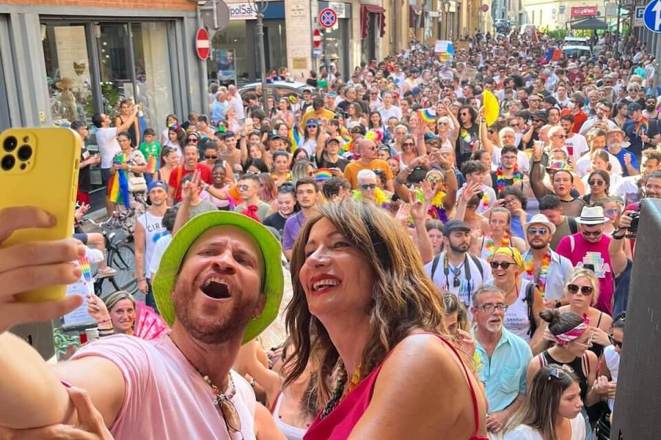 Onda Pride 2022, sindaci in prima fila e folla arcobaleno tra Verona, Lecce, Asti e Siracusa