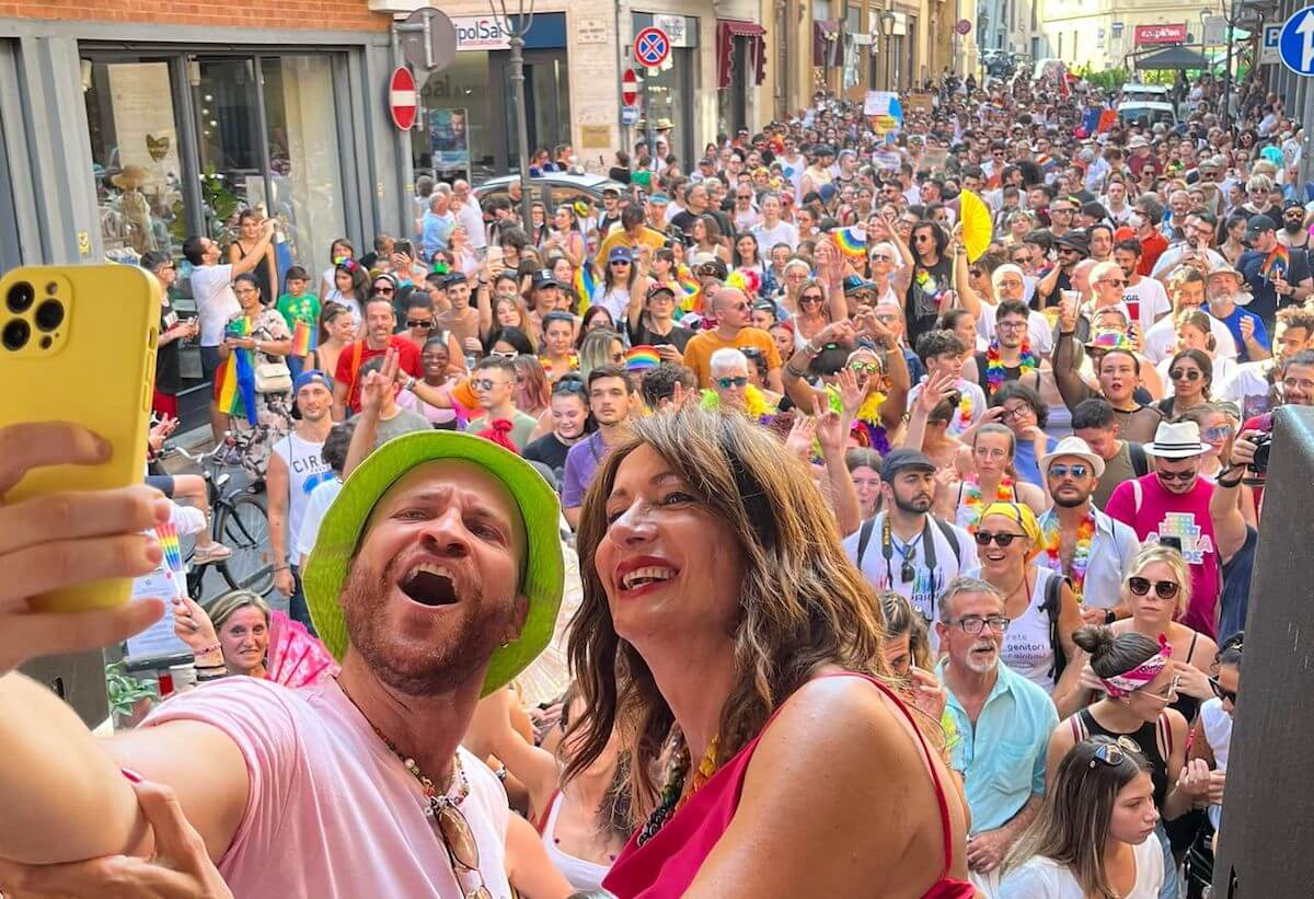 Onda Pride 2022, sindaci in prima fila e folla arcobaleno tra Verona, Lecce, Asti e Siracusa - Asti Pride - Gay.it