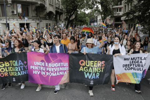 Bucarest Pride 2022, migliaia di persone in piazza per dire "NO!" alla legge contro la propaganda gay - Bucarest Pride 2022 - Gay.it
