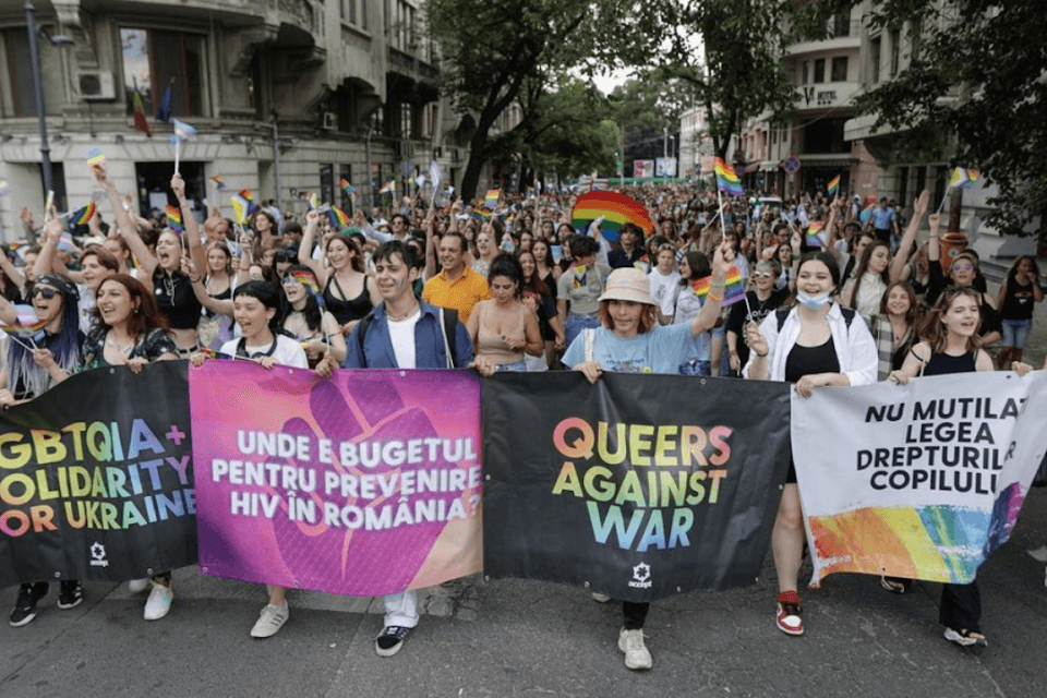 Bucarest Pride 2022, migliaia di persone in piazza per dire “NO!” alla legge contro la propaganda gay