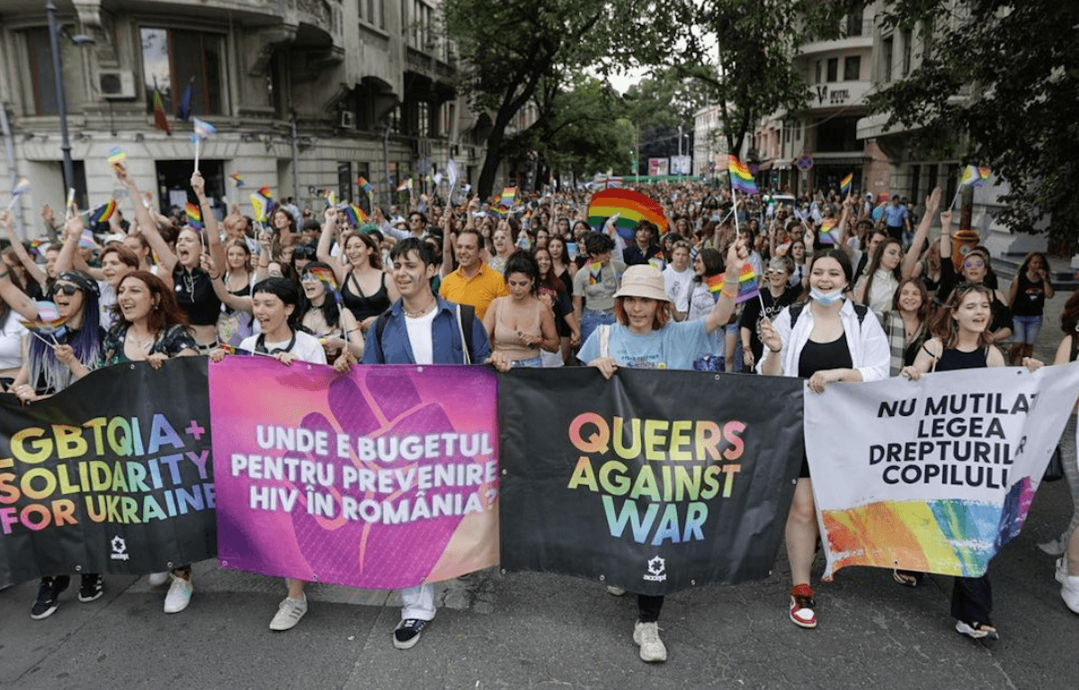 Bucarest Pride 2022, migliaia di persone in piazza per dire “NO!” alla legge contro la propaganda gay