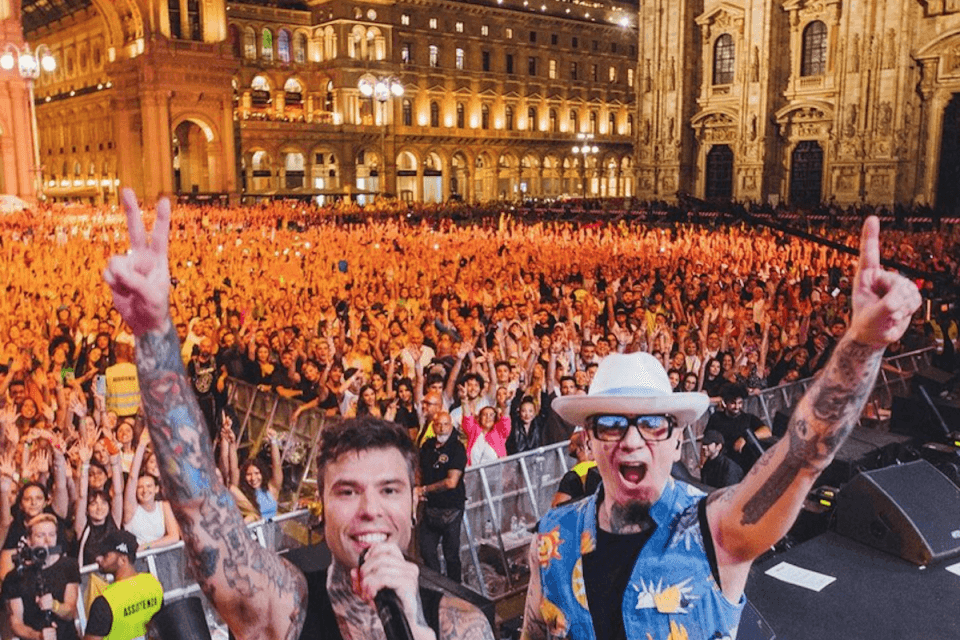 Bufera su Fedez per i versi omofobi di Paky al concerto in piazza Duomo. Albiani: “Almeno si scusino”