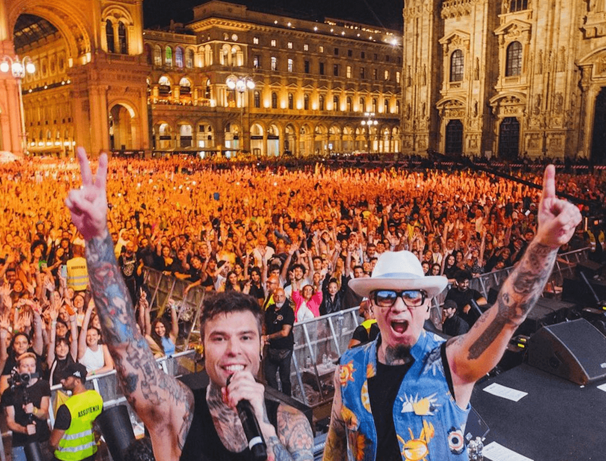 Bufera su Fedez per i versi omofobi di Paky al concerto in piazza Duomo. Albiani: “Almeno si scusino”