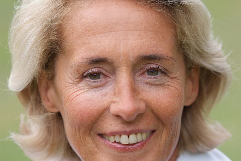 Caroline Cayeux, bufera sulla ministra francese per alcuni commenti omotransfobici: "Si dimetta!" - Caroline Cayeux - Gay.it