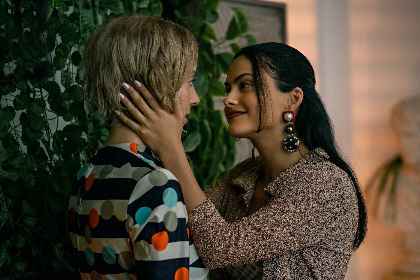 maya hawke e Camila Mendes in un film insieme