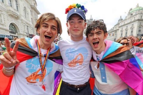 London Pride 2022, il cast di Heartstopper ha così messo a tacere i manifestanti omofobi – il video è virale - Heartstopper Pride - Gay.it