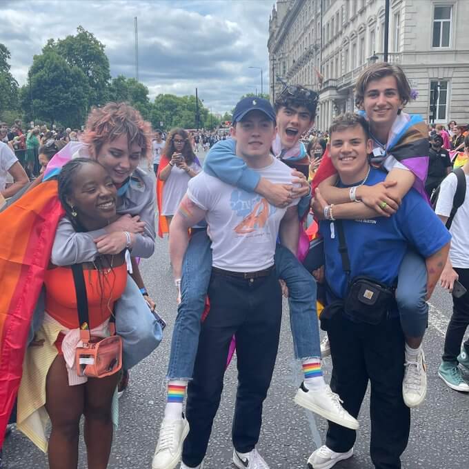 London Pride 2022, il cast di Heartstopper ha così messo a tacere i manifestanti omofobi – il video è virale - Heartstopper Pride 5 - Gay.it