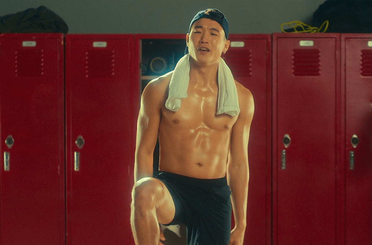Tuttə pazzə di Joel Kim Booster. Il divo di Fire Island tra cotte vip e posizioni sessuali - VIDEO - Joel Kim Booster 2 - Gay.it