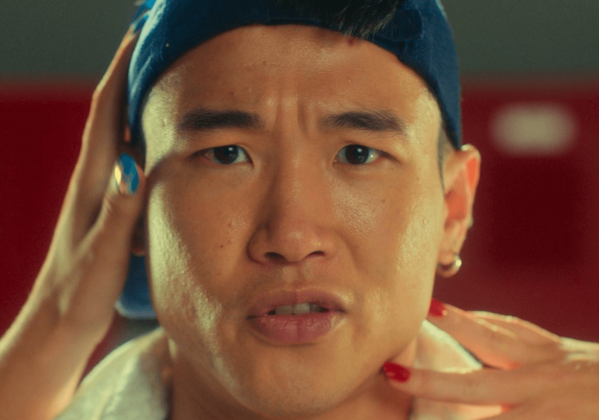 Tuttə pazzə di Joel Kim Booster. Il divo di Fire Island tra cotte vip e posizioni sessuali - VIDEO - Joel Kim Booster - Gay.it