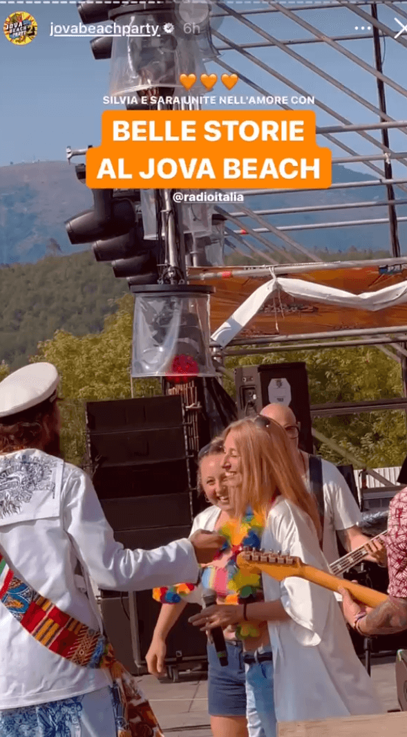 Jovanotti "unisce nell'amore" due ragazze durante il Jova Beach Party - VIDEO - Jovanotti 22unisce nellamore22 due ragazze durante il Jova Beach Party 2 - Gay.it