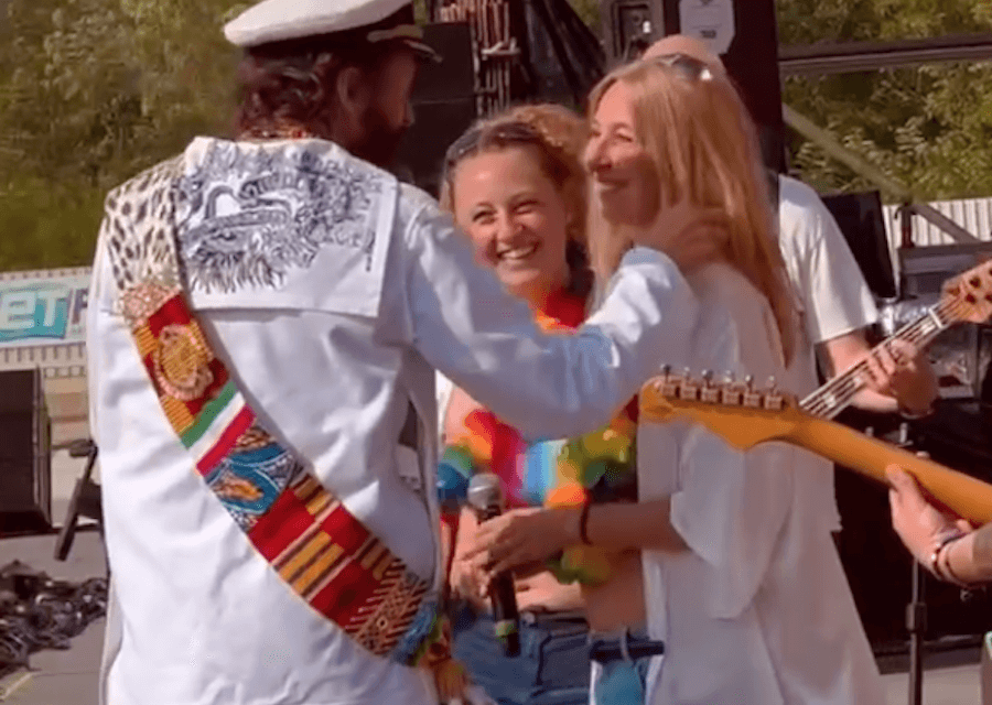 Jovanotti “unisce nell’amore” due ragazze durante il Jova Beach Party – VIDEO