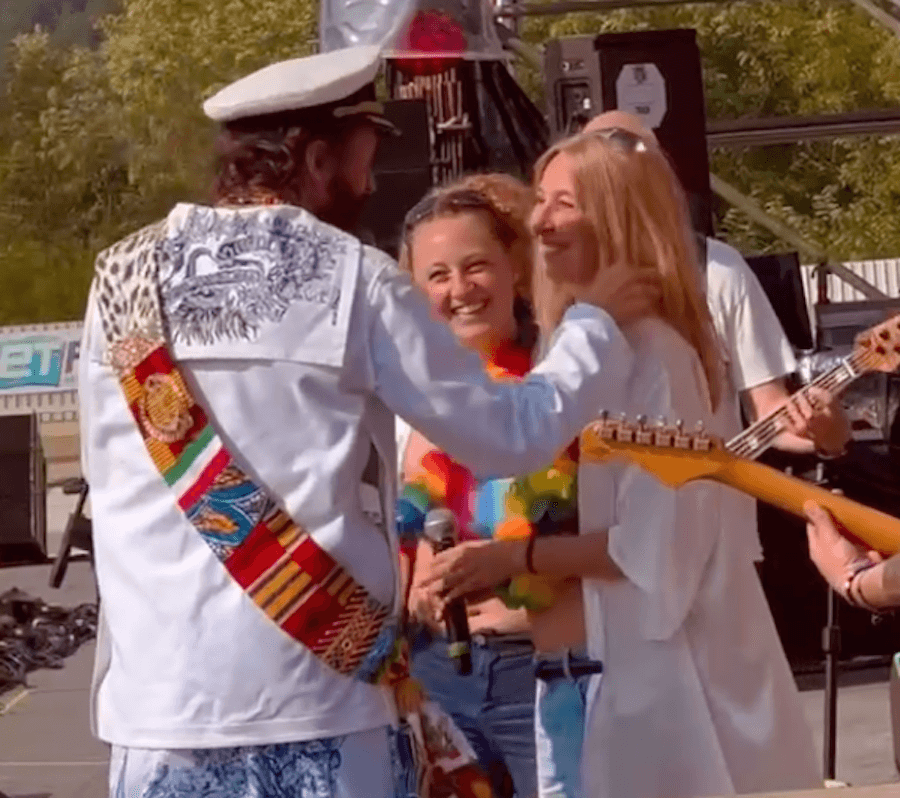 Jovanotti “unisce nell’amore” due ragazze durante il Jova Beach Party – VIDEO