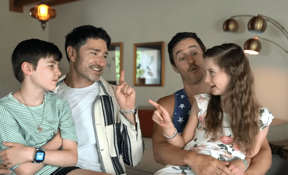 Matt Dallas, suo marito Blue Hamilton e l’incredibile storia della piccola Rosa, da loro adottata – VIDEO
