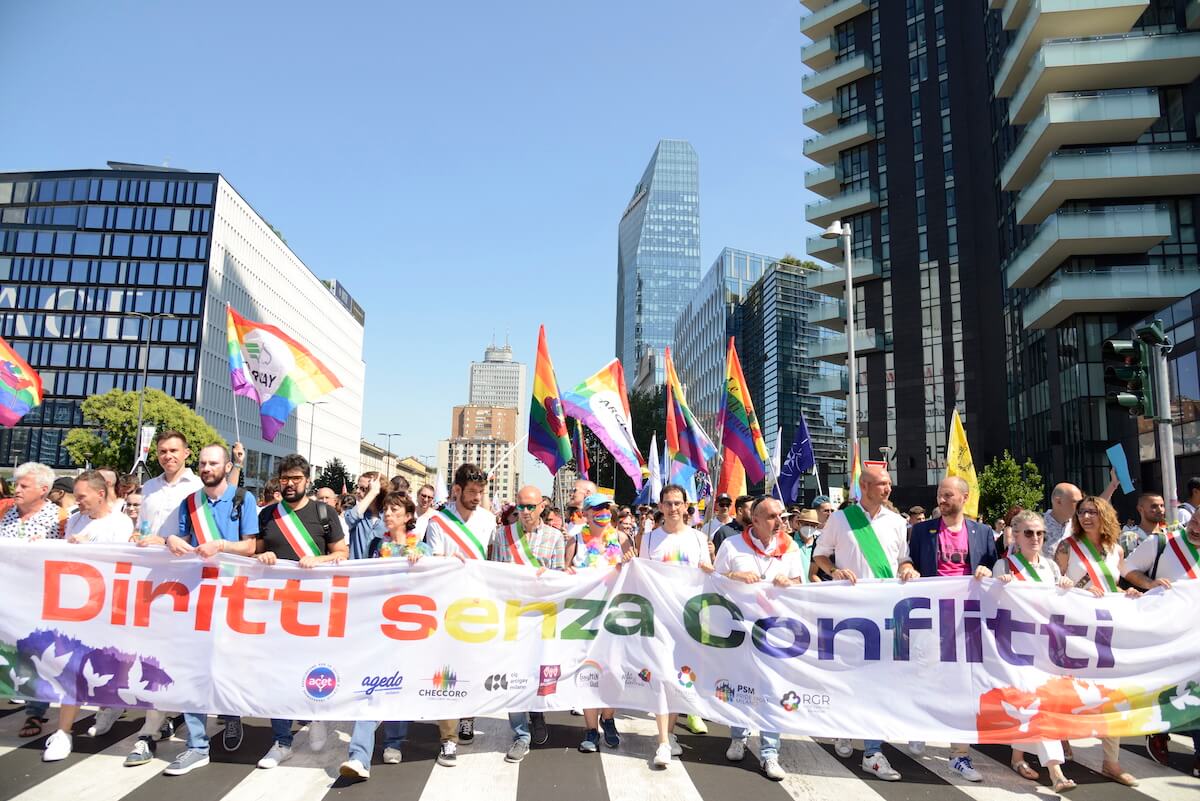 Onda Pride 2022, quasi mezzo milione di persone in strada tra Milano, Napoli, Bari, Sassari e Catania - Milano Pride - Gay.it
